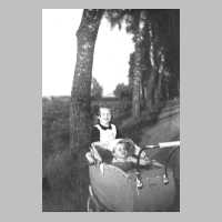 107-0061 Elke Krueger im Kinderwagen auf der Strasse nach Ponnau.jpg